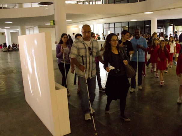 Visitas com educadores na 30ª Bienal de São Paulo para pessoas com deficiências (Foto: Denise Adams/Divulgação)