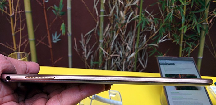Os dois novos Galaxy Tab S são mais finos do que o iPad Air, com somente 6,6 mm de espessura (Foto: Paulo Alves/TechTudo)