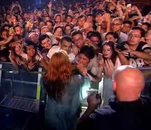 Florence chega bem perto do público (Foto: Gshow)