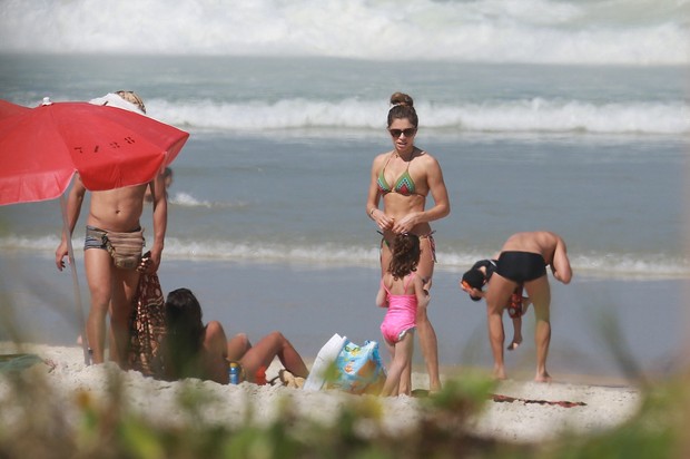 Grazi Massafera na praia com a filha Sofia (Foto: Dilson Silva/ AG. News) Grazi Massafera na praia com a filha Sofia (Foto: Dilson Silva/ AG. News)