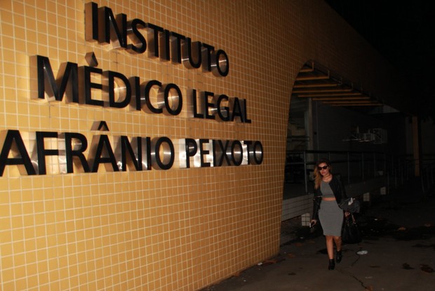 Liziane Gutierrez no IML para exame de corpo de delito (Foto: Ag. News)