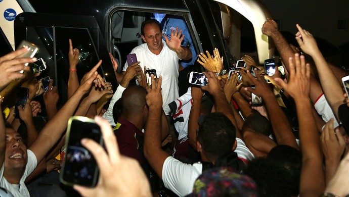 Rogério Ceni desembarque São Paulo Maranhão (Foto: Rubens Chiri/saopaulofc.net)