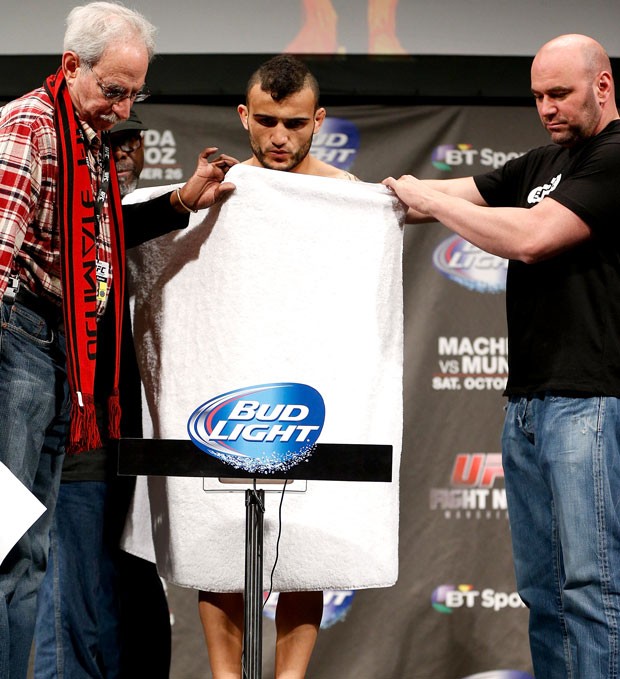 John Lineker pesagem UFC toalha (Foto: Getty Images)