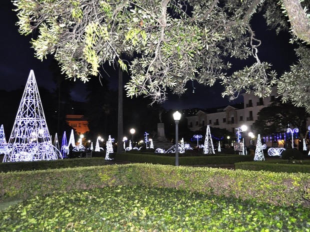 Praça Pedro Sanches recebeu iluminação no tom azul e branco. (Foto: Lúcia Ribeiro/G1) Praça Pedro Sanches recebeu iluminação no tom azul e branco. (Foto: Lúcia Ribeiro/G1)