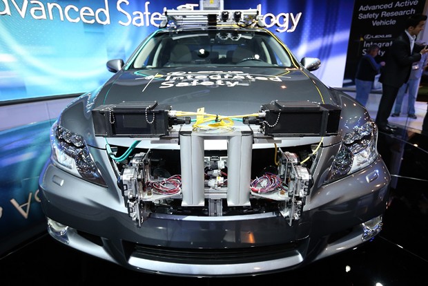 Lexus apresenta seu carro que se ‘auto-dirige’ em seu estande na CES (Foto: Justin Sullivan/Getty Images/AFP)