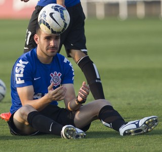 Bruno Henrique se adapta e cumpre 