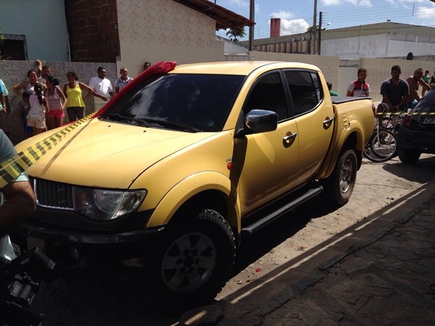 Carro que a vítima dirigia no momento em que foi baleada (Foto: Walter Paparazzo/G1)