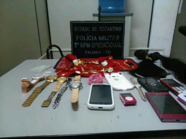 As jovens furtaram mechas de cabelo de um salão de beleza e outros objetos de uma residência em Palmas (Foto: Divulgação/PM TO)