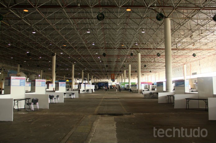 Com o pavilhão ainda vazio, parece que muito será concluído durante o primeiro dia (Foto: Renato Bazan/TechTudo) Com o pavilhão ainda vazio, parece que muito será concluído durante o primeiro dia (Foto: Renato Bazan/TechTudo)