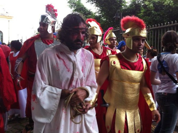 Fiéis relembram Via Sacra em Manaus (Foto: Camila Henriques/G1 AM)