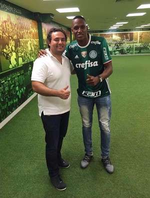 Yerry Mina com Alexandre Mattos - Palmeiras (Foto: reprodução / Twitter) Yerry Mina com Alexandre Mattos - Palmeiras (Foto: reprodução / Twitter)