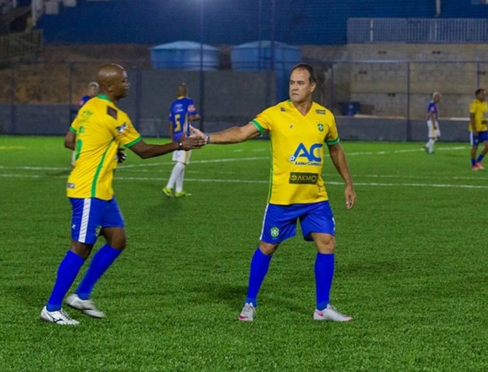 Toninho Carlos cumprimenta Kleber por assistência no primeiro gol  (Foto: Divulgação Akmos/Seleção brasileira de master)