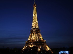 Um dos grandes ícones de Paris, a Torre Eiffel também é famosa por sua iluminação noturna. A imagem foi capturada no Dia da Bastilha, comemorado em 14 de julho (Foto: Benoit Tessier/Reuters)