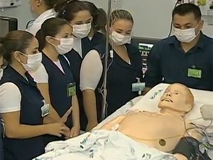 Robô que simula paciente doente ajuda em aulas de enfermagem no RS (Foto: Reprodução/RBS TV)
