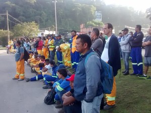 Sindicato reúne operários da BR-040 para informar demissão em massa (Foto: Marcello Santos/Inter TV)