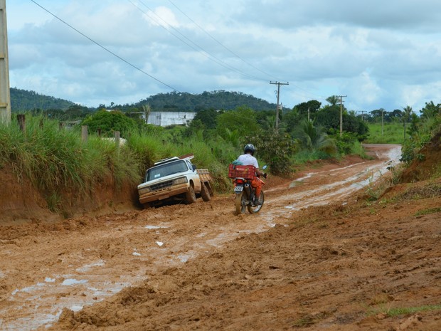 Motoristas enfrentam dificuldades para passar na via (Foto: Franciele do Vale/G1 RO)