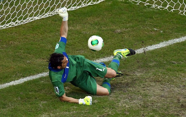 buffon penalti italia x uruguai (Foto: Getty Images)