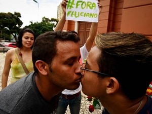 Casal gay fez do beijo uma forma de protestar em meio à praça da República neste domingo (07). (Foto: Tarso Sarraf/ O Liberal)