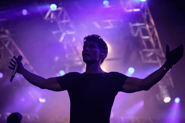 Morten Harket, vocalista do A-ha, improvisa palma com dancinha e anima o público do Espaço das Américas, em São Paulo (Foto: Fábio Tito/G1)