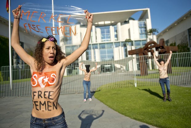 Ativistas do Femen protestam nesta sexta-feira (7) diante da sede da chancelaria, em Berlim (Foto: Odd Andersen/AFP)