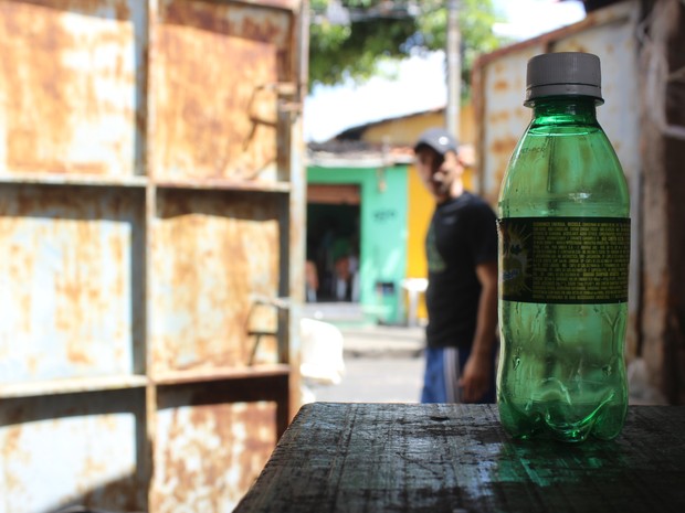 Cada quilo de garrafa pet vendido, João apura R$ 0,40 (Foto: Fernando Brito/G1)