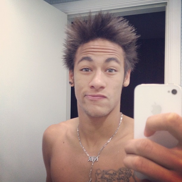 Neymar posta foto com cabelo arrepiado (Foto: Reprodução / Instagram)