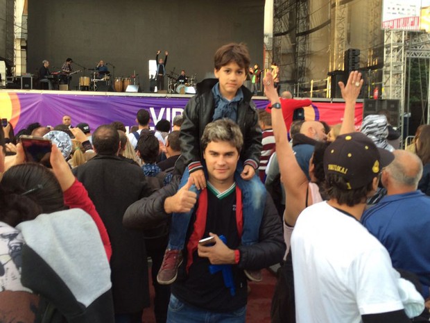 Público vibrou com a canja de Ney Matogrosso antes do show (Foto: Roney Domingos/G1)