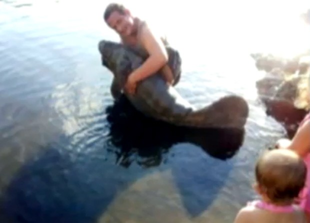 Ryan William Waterman postou fotos segurando filhote de peixe-boi fora d'água, um crime no estado da Flórida (Foto: Reprodução)
