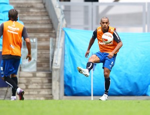 Welliton  treina com novos colegas no Grêmio (Foto: Lucas Uebel/Grêmio FBPA)