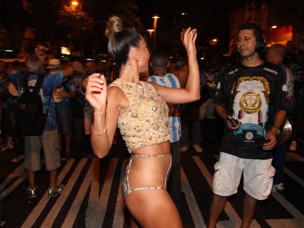 Sabrina Sato em ensaio de rua da Vila Isabel na Zona Norte do Rio (Foto: Claudio Andrade/ Foto Rio News)
