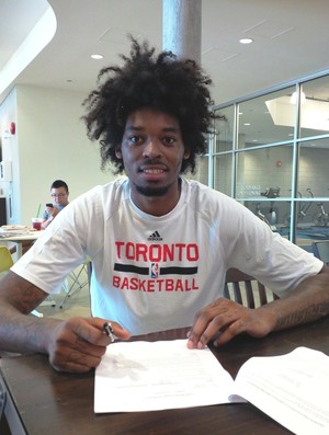 Lucas 'Bebê' Nogueira assinou contrato e será o camisa 92 do Toronto Raptors (Foto: Divulgação / MPC Rio Comunicação)