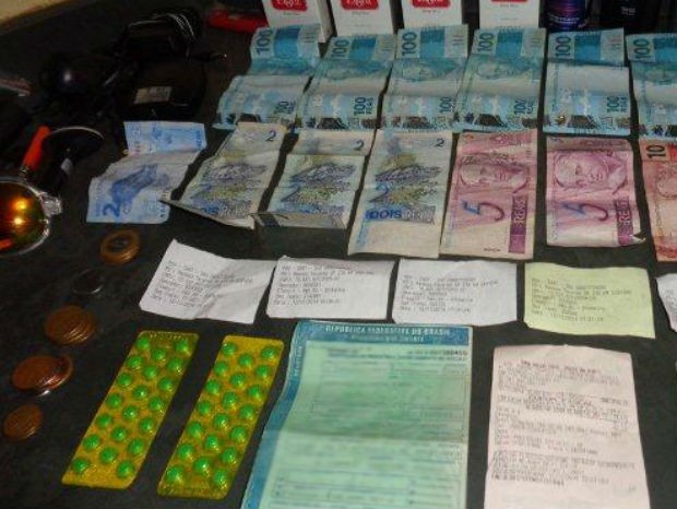 AlÃ©m da droga, polÃ­cia encontrou remÃ©dios de venda proibida e dinheiro (Foto: DivulgaÃ§Ã£o/ PolÃ­cia RodoviÃ¡ria de Piraju)