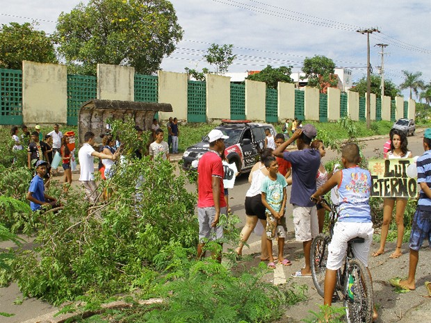 Familiares e amigos do jovem morto dentro da UFMA protestaram por justiça (Foto: Fabrício Cunha/ O Estado)