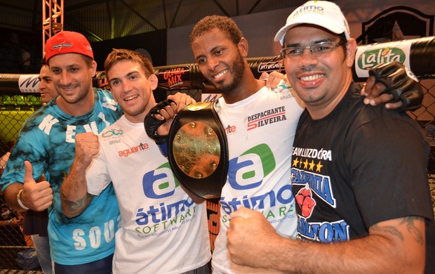 Kevin Souza com Kelson Pinto e o resto da equipe no Jungle Fight 51 (Foto: Ivan Raupp)