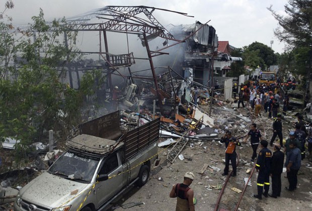 Explosão criou uma cratera e danificou estruturas a até 500 metros de distância (Foto: Reuters/Stringer)