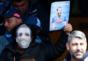 Torcedor do Napoli protesta com máscara de Higuaín contra punição (Foto: CARLO HERMANN/AFP/Getty Images)