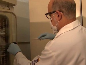  Amostras de pacientes foram analisadas no laboratório de virologia da UFBA, na Bahia (Foto: Imagens/Tv Bahia)