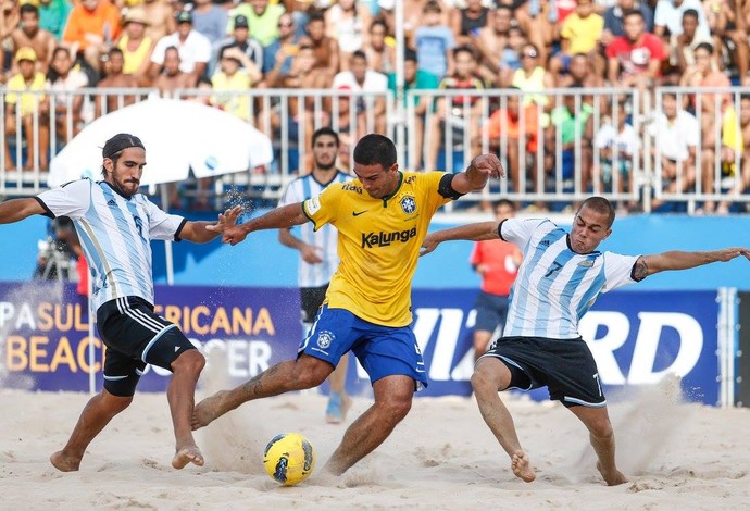 Daniel se protege da marcação de argentinos na quinta rodada da Copa Sul-Americana de futebol de areia  (Foto: Marcello Zambrana)