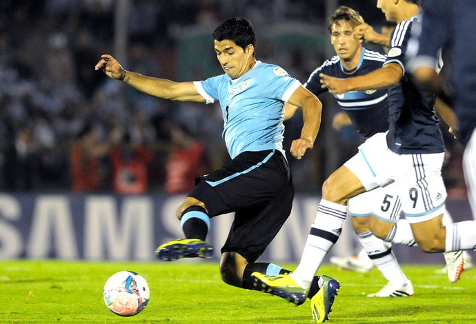 Suarez Uruguai e Argentina (Foto: Agência AP)