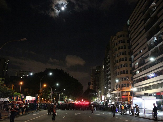 Cordão da polícia impede que os manifestantes ultrapassem limite estabelecido previamente (Foto: Marcelo Brandt/G1)
