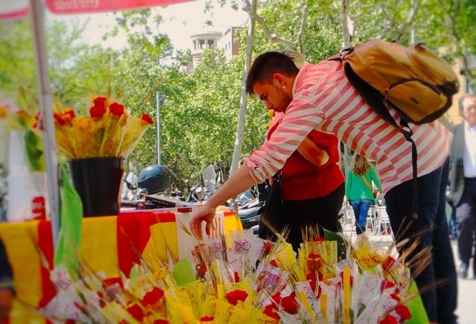 Catalão em tenda de flores no Dia de Sant Jordi (Foto: Cassio Barco)
