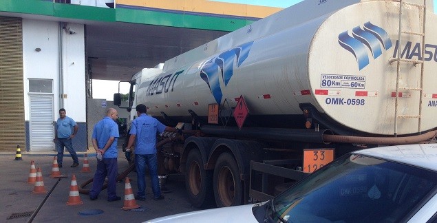 Posto na Avenida Alagados chegou a receber quatro caminhões por dia para repor o estoque (Foto: Gustavo Schuabb/G1 DF)