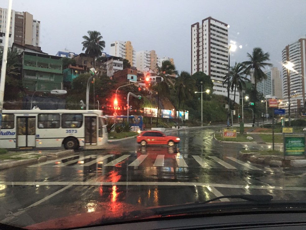 Ônibus circulam normalmente, por volta das 6h desta sexta-feira (30), nas avenidas Garibaldi e Vasco da Gama, em Salvador (Foto: Rafaela Ribeiro/G1)