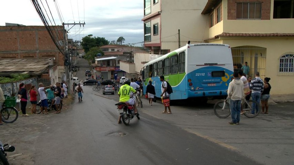 Acidente com ônibus deixa feridos em Cariacica (Foto: Reprodução/ TV Gazeta)