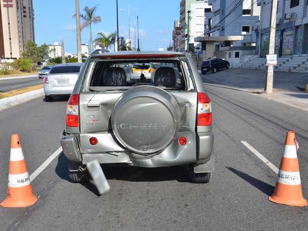 Outros quatro carros estiveram envolvidos no acidente. Apesar dos danos, nenhuma pessoa ficou ferida. (Foto: Walter Paparazzo/G1)