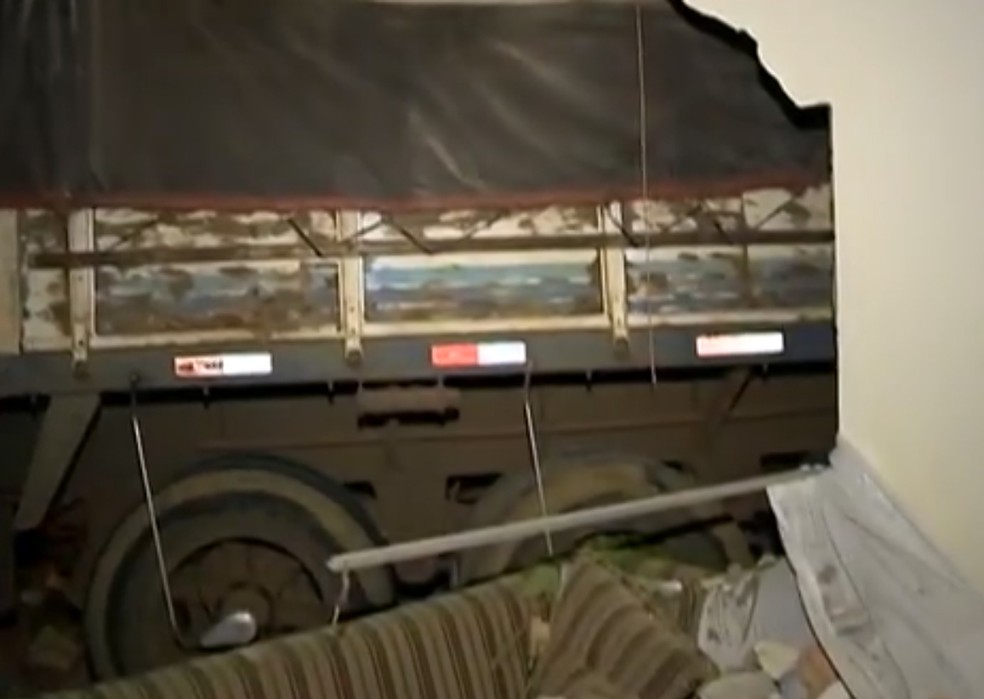 Carreta invadiu uma casa no Conjunto Habitacional Ana Jacinta (Foto: Reprodução/TV Fronteira)
