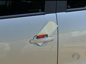 Empresário deixa cartão de visita com bilhete após bater em carro em MS (Foto: Reprodução/ TV Morena)
