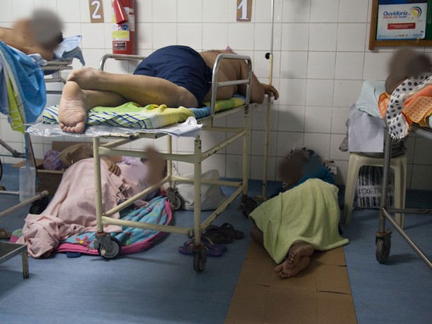 Sem espaço adequado, acompanhantes de pacientes são obrigados a dormir no chão do Hospital da Restauração (Foto: Divulgação/Cremepe)