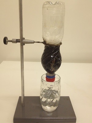 Sistema usando 'torta de café' e garrafa de plástico se transforma em filtro (Foto: Fernanda Borges/G1)