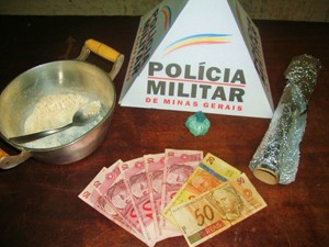 PM prende traficante que vendia drogas por encomenda (Foto: Polícia Militar / Pará de Minas)